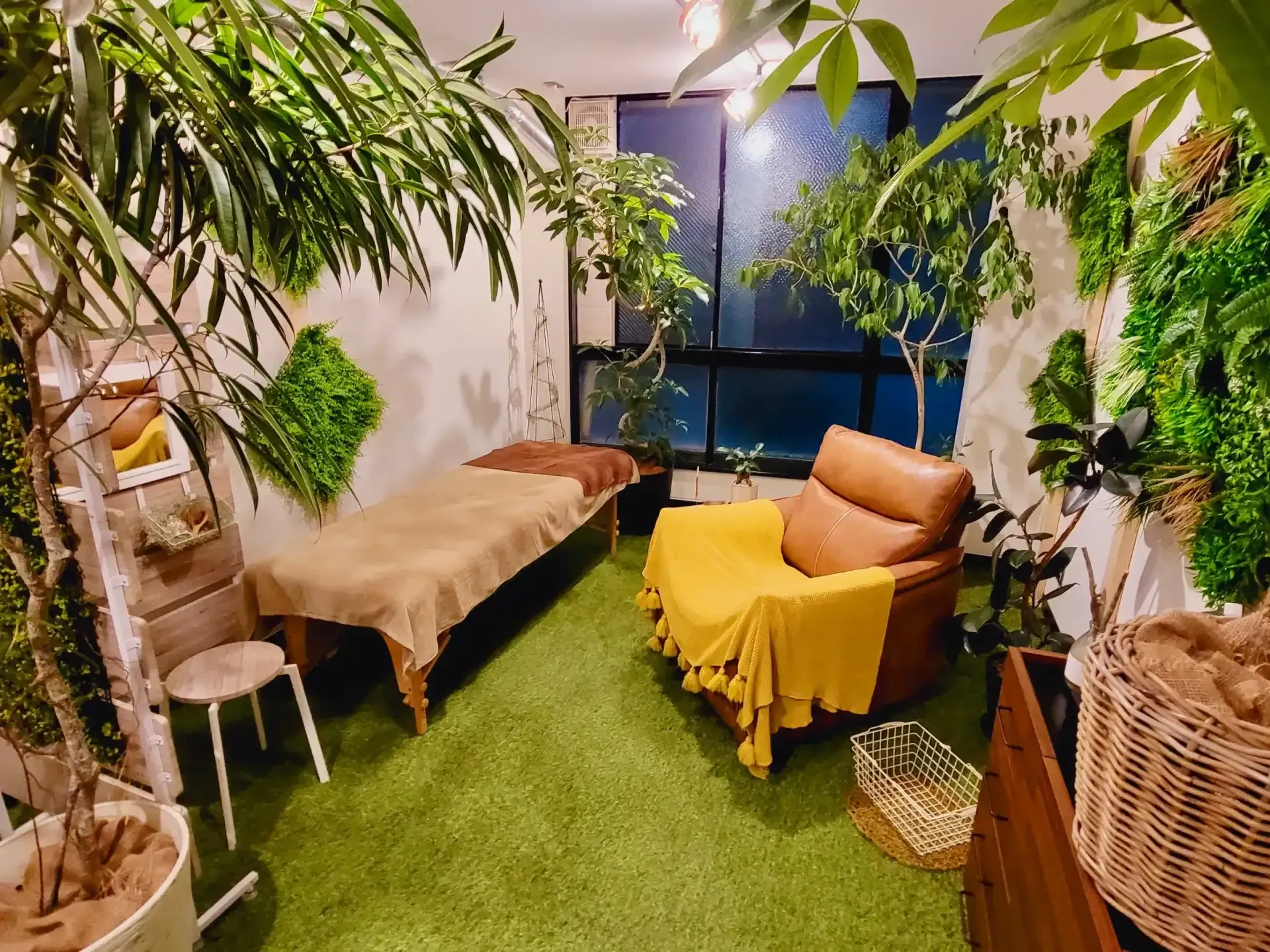 HITOYASUMI 店内(ソファ)
