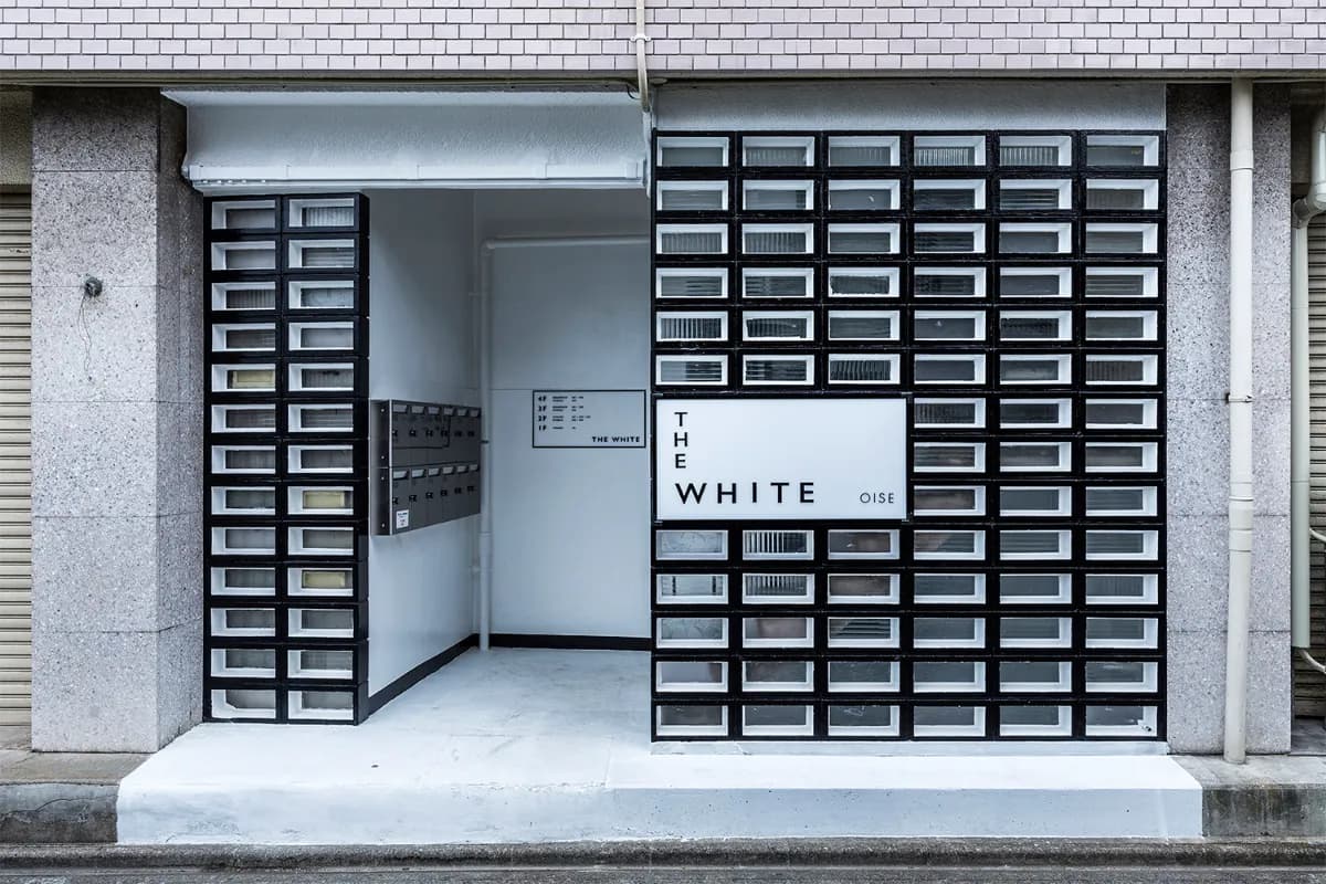 THE WHITE 看板